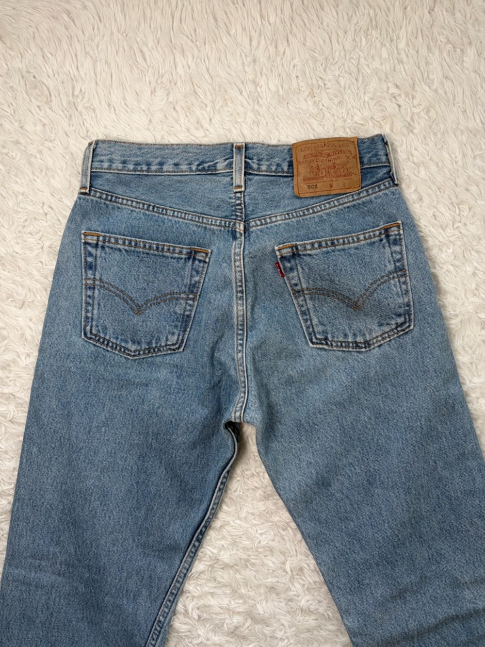 90s Vintage Levi’s 501 med wash - Picture 13 of 16